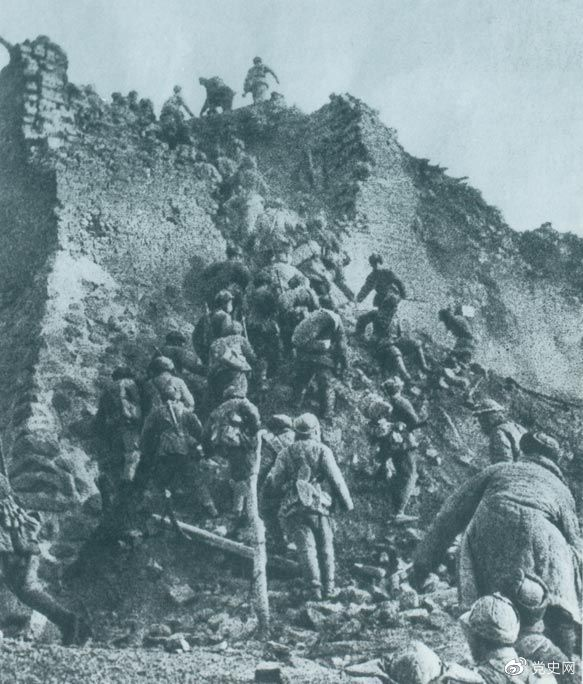 1948年12月，人民解放軍向新保安守?cái)嘲l(fā)起攻擊。這是解放軍戰(zhàn)士登上新保安城頭。 