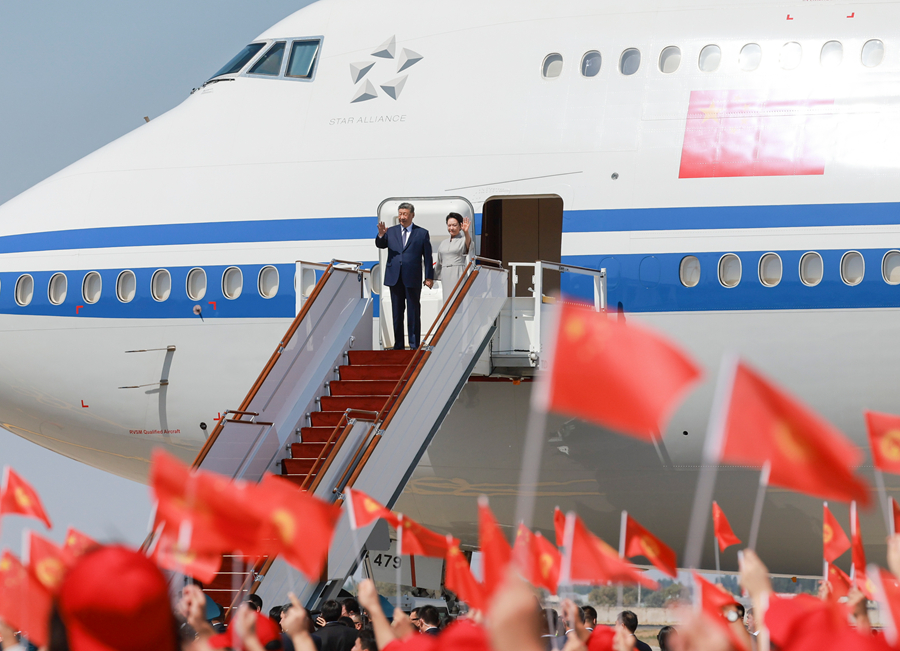 &emsp;&emsp;當?shù)貢r間8月30日下午，國家主席習近平乘專機抵達比什凱克，應吉爾吉斯斯坦總統(tǒng)扎帕羅夫邀請，出席2026年上海合作組織峰會并對吉爾吉斯斯坦進行國事訪問。這是習近平和夫人彭麗媛步出艙門。