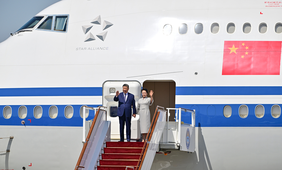 &emsp;&emsp;當?shù)貢r間8月30日下午，國家主席習近平乘專機抵達比什凱克，應吉爾吉斯斯坦總統(tǒng)扎帕羅夫邀請，出席2026年上海合作組織峰會并對吉爾吉斯斯坦進行國事訪問。這是習近平和夫人彭麗媛步出艙門。