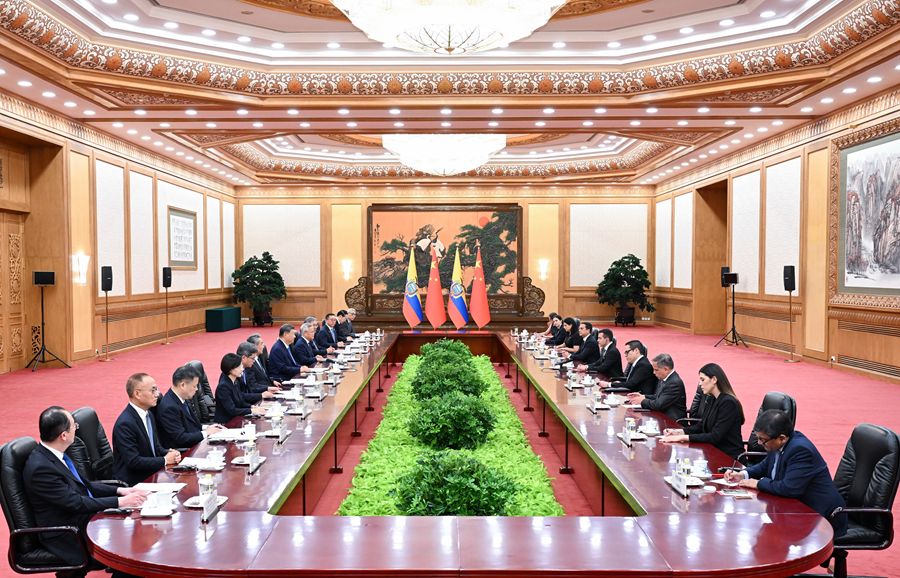 8月18日下午，國家主席習(xí)近平在北京人民大會堂同來華進行國事訪問的厄瓜多爾總統(tǒng)諾沃亞舉行會談。