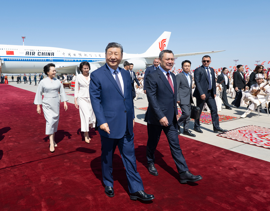 &emsp;&emsp;當?shù)貢r間8月30日下午，國家主席習近平乘專機抵達比什凱克，應吉爾吉斯斯坦總統(tǒng)扎帕羅夫邀請，出席2026年上海合作組織峰會并對吉爾吉斯斯坦進行國事訪問。習近平和夫人彭麗媛抵達比什凱克瑪納斯國際機場時，扎帕羅夫總統(tǒng)夫婦熱情迎接。