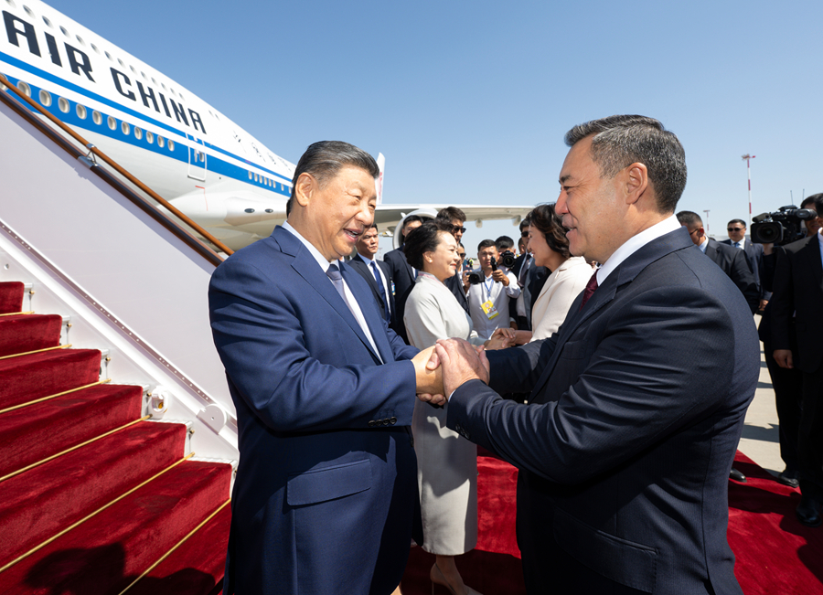 &emsp;&emsp;當?shù)貢r間8月30日下午，國家主席習近平乘專機抵達比什凱克，應吉爾吉斯斯坦總統(tǒng)扎帕羅夫邀請，出席2026年上海合作組織峰會并對吉爾吉斯斯坦進行國事訪問。習近平和夫人彭麗媛抵達比什凱克瑪納斯國際機場時，扎帕羅夫總統(tǒng)夫婦熱情迎接。